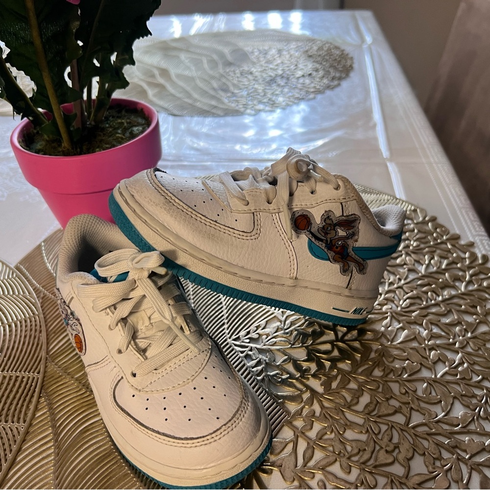 Nike White Sneakers with Classic Design and Minimalist Style